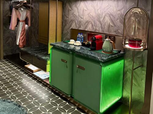 JAFFA Custom Acrylic Luxury Minibar – Immersive Experience Solution for High-End Hotel Guest Rooms