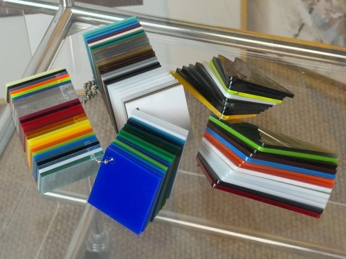 Dernières nouvelles de l'entreprise Guide complet de sélection de couleurs acryliques personnalisées : tendances de l’industrie 2026 et techniques de correspondance professionnelle