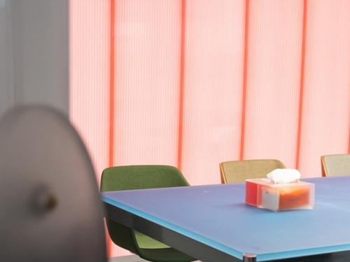 Dernières nouvelles de l'entreprise De la sensation Internet à l'essentiel: comment l'acrylique redéfinit le design minimaliste des salles de conférence