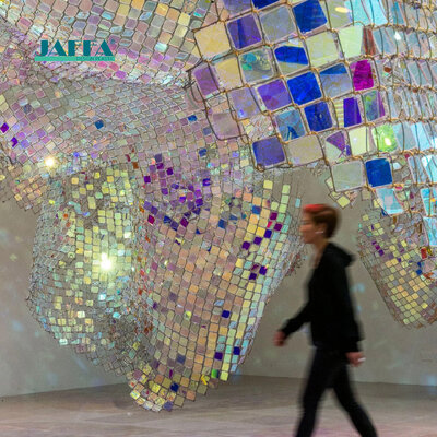 Buon prezzo Installazione d'arte colorata acrilica su misura Installazione sospesa colorata in plexiglass su misura in linea