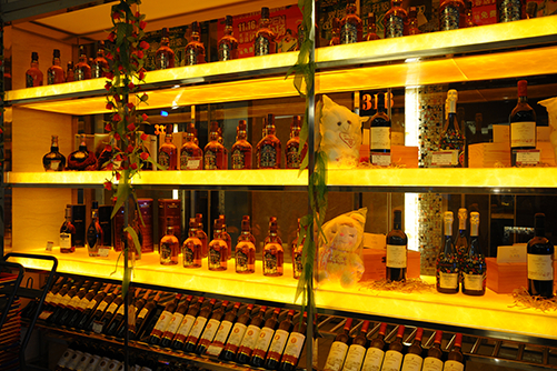 Buen precio Botellero de vino acrílico iluminado – Exhibición atmosférica para licores premium en línea