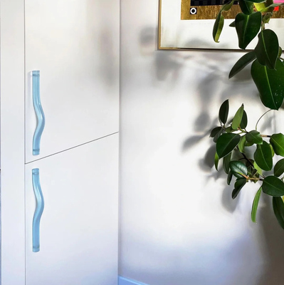 Buon prezzo Maniglia per armadio in acrilico ondulato personalizzata JAFFA, ferramenta scultorea minimalista in linea